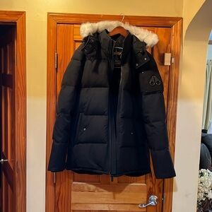 Moose knuckles Canada downfilled black coat with fur hood in black